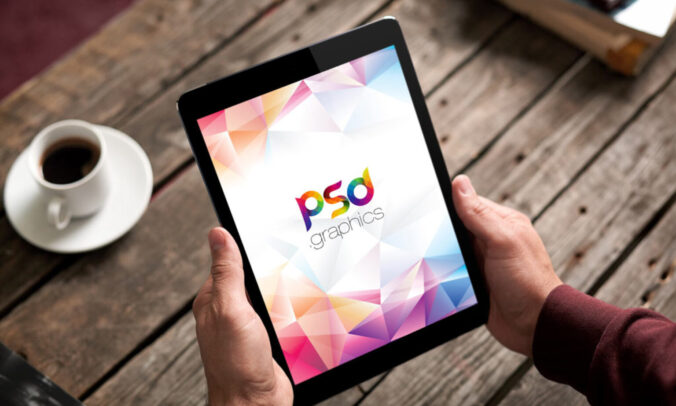 男性手持iPad展示模型