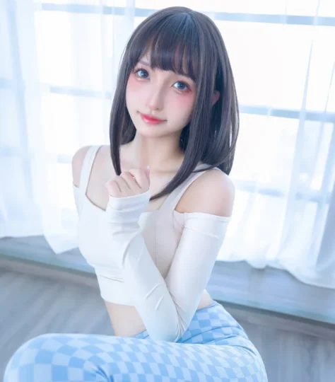 神楽坂真冬 – 《蓝白格》魅力演绎
