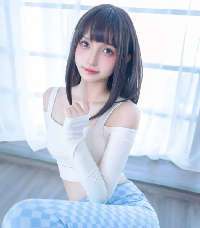 神楽坂真冬 – 《蓝白格》魅力演绎